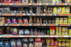 Kaffee und Tee im Supermarktregal, symbolisierend Preisentwicklung und Inflation im Euroraum.