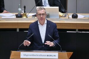 Stefan Evers (Archiv) mit Fokus auf Krisenmanagement: gemeinsames Lagezentrum gegen Brandanschläge auf Berlins Stromversorgung.