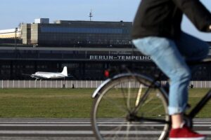 Tempelhofer Feld in Berlin, CDU-Evers fordert Randbebauung ohne Volksentscheid; Wohnungsbaupläne im Fokus.