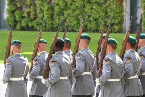Bundeswehr-Soldaten im Einsatz, Bezug zu Wehrpflicht-Debatte und Generalinspekteur Klaus Naumann.