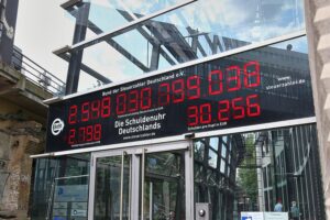 Schuldenuhr in Berlin zeigt steigende Schuldenquote und laufende Diskussionen um Reformen.