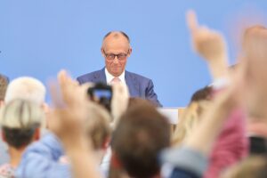 Friedrich Merz bei der Sommerpressekonferenz, FDP und Linke kritisieren Reformstau und Steuerpolitik.
