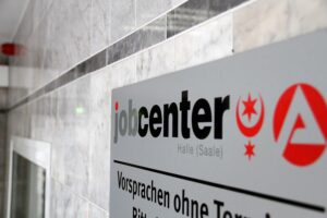 Jobcenter Halle, Menschen suchen Arbeit, Fachkräftemangel, steigende Engpässe in Sachsen-Anhalt.