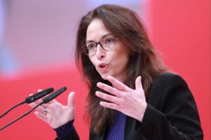 Yasmin Fahimi spricht zu Gewerkschaften und Arbeitgebern, thematisiert Reformen und gesellschaftliche Polarisierung.