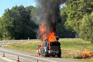 SUV steht brennend auf der A1 bei Salmtal, Feuerwehr im Einsatz, Rauchentwicklung, Vollsperrung und Löscharbeiten.