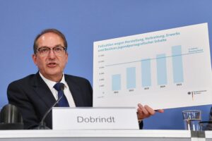 Bundesinnenminister Alexander Dobrindt stellt in Berlin das Bundeslagebild zu Sexualdelikten an Kindern vor.