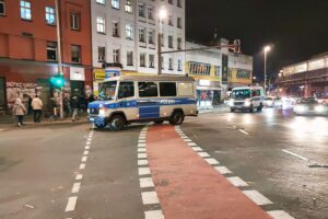 Berliner Polizei im Einsatz: Über 200 Einsatzkräfte, Durchsuchungen nach mutmaßlichen Raub-Erpressungen.