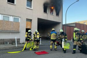 Feuer im ersten Obergeschoss eines leerstehenden Gebäudes in Essen, Einsatzkräfte der Feuerwehr im Einsatz.