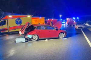 Feuerwehr im Einsatz nach Verkehrsunfall auf der A2, verunglückte Fahrzeuge, Einsatzkräfte und Absperrung.