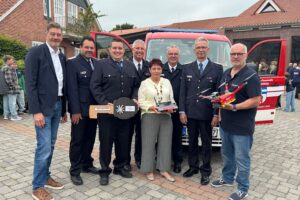 Feuerwehr Littel nimmt neuen MTW und Feuerwehrdrohne in Dienst; Bürgermeister und Einsatzleiter übergeben gemeinsam.