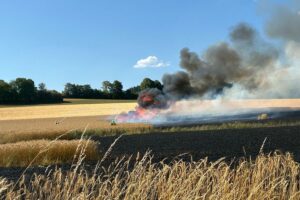 Feuerwehr im Einsatz bei Flächenbrand auf einem Gerstenfeld in Schwirzheim, rund drei Hektar Getreide betroffen.