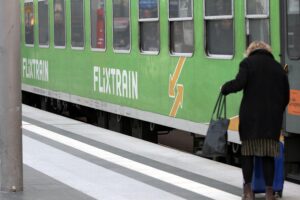 Flixtrain-Zug mit Passagieren, Vorfreude auf veränderten Bahnmarkt, Fokus auf günstige Mobilität.