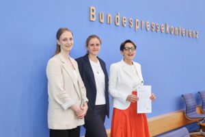Eingewanderte stehen vor bürokratischen Hürden, die ihren Verbleib in Deutschland gefährden.