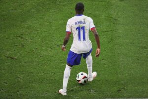 Zweikampf im Fußball: Frankreich gegen Marokko, Dembélé und Mbappé dominieren das Spiel.