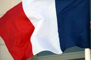 Frankreich-Flagge im Archiv: Waldbrände bei Bordeaux, Evakuierungen und Feuerwehr kämpfen gegen Feuer.