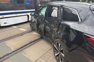 Unfall zwischen Auto und Straßenbahn nach verbotenem Wendemanöver, Polizei ermittelt.