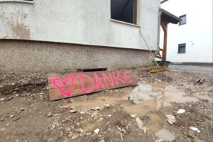 Wiederaufbau nach Hochwasser: Sanierte Gebäude, Straßen, Brücken und engagierte Gemeinschaft in Nordrhein-Westfalen.