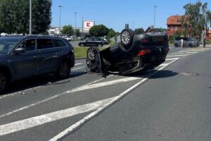 Verkehrsunfall im Kreisverkehr: Renault überschlägt sich, kollidiert mit Skoda und Taxi; mehrere Leichtverletzte.