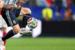 Messi dribbelt den Ball während des spannenden WM-Spiels zwischen Argentinien und Kap Verde.