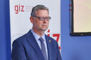 Thorsten Schäfer-Gümbel (Archiv) vor UN-nahen Gebäuden in Bonn; er verteidigt den GIZ-Rückzug aus Jemen.