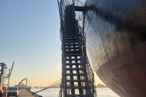 Beschädigte Gangway eines Massengutschiffes im Seehafen Brake, ohne verletzte Personen.
