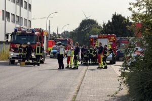 Feuerwehr beim Gefahrstoffeinsatz in einem Industriebetrieb in Waldniel, abgesperrter Bereich wegen nitroser Gase.
