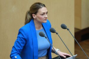 Judith Gerlach spricht über KI in der Medizin, Verbesserung der Diagnose und Patientenversorgung.