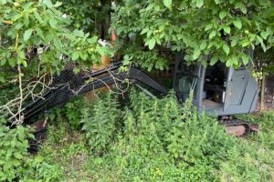 Gestohlener Bagger auf Grundstück, Polizei sichert Beweis, Eigentümer erhält Baumaschine zurück.