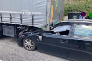 Verkeilter PKW unter dem Auflieger eines Sattelzugs auf der A3, Polizei-Archivfoto.