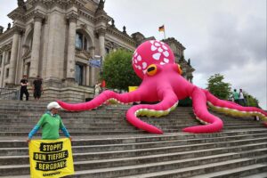 Protestierende Greenpeace-Aktivisten demonstrieren gegen Tiefseebergbau-Nutzung und Umweltschutz.