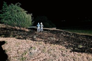 Feuerwehr im Einsatz bei Flächenbrand: brennende Wiese, Nachlöscharbeiten in Radolfzell-Markelfingen.