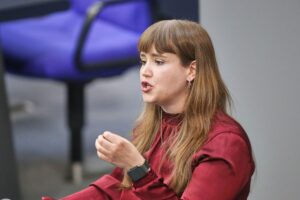 Ricarda Lang kritisiert Elterngeld-Reform: weniger Geld, Planbarkeit und Unterstützung für Familien.