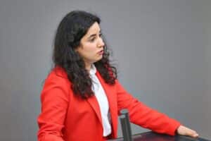 Misbah Khan kritisiert neue Fördermaßnahmen für zivilgesellschaftliche Träger und betont deren Herausforderungen.