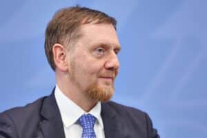 Michael Kretschmer im Archivfoto: Grüne und Linke kritisieren seine Gespräche mit der AfD scharf.
