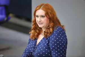 Agnieszka Brugger (Archiv) steht vor dem deutsch-französischen Ministerrat, diskutiert europäische nukleare Abschreckung.