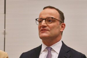 Jens Spahn im Archiv: Gespräch und Debatte über Leihmutterschaft, kritisiert von Grünen in Berlin.