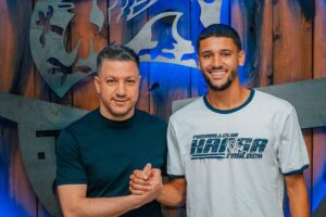 Ouassim Karada in Hansa Rostock-Trikot beim Training, begeistert für neue Herausforderung im Team.