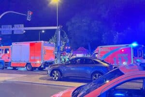 Auto fährt bei CSD in eine Menschenmenge; Innenminister Herrmann verurteilt islamistischen Anschlag.