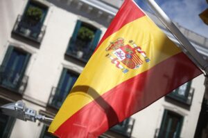 Spanische Flagge im Archiv, während verheerende Waldbrände in Frankreich und Spanien Tausende evakuieren.