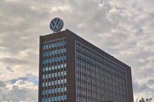 Protestaktionen bei Volkswagen gegen Sparpläne, mit Fokus auf Beschäftigtenangst und Standortunsicherheit.