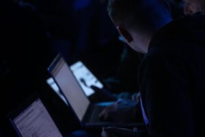 IT-Sicherheitsforscher warnt: KI entdeckt und nutzt Sicherheitslücken; Computer-Nutzer im Archivfoto.