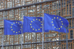 EU-Fahnen im Archiv; Ifo-Chef fordert Neuausrichtung gegenüber China und gezielte „Buy European“-Regeln.