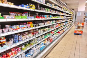 Ein Supermarktregal mit Waren, symbolisch für steigende Preise und hohe Inflationsrate in Deutschland.