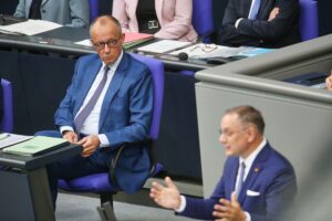 Friedrich Merz und Tino Chrupalla nebeneinander vor dem Hintergrund einer politischen Umfrage zur Bundestagswahl.