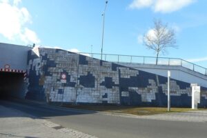 Stützwand der Treppenanlage zum Wörlitzer Platz in Dessau-Roßlau mit entferntem Fliesenbelag (Archivfoto).