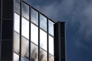 Büro-Hochhaus im Archiv: Mittelstand investiert wegen schwacher Nachfrage, hohen Kosten und Unsicherheit kaum.