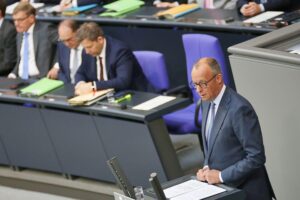 Friedrich Merz mit Ministern im Archiv: Umfrage zeigt unterschiedliche Bewertungen von Schwarz-Rot, besonders Bundeswehr.