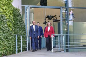 Philipp Türmer kritisiert Koalitionsbeschlüsse zu Steuer, Arbeitsmarkt und Krankschreibung auf Pressekonferenz.