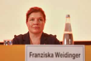 Franziska Weidinger zeigt sich im Archivfoto; als Justizministerin wirbt sie für elektronische Fußfesseln gegen Gewalt.