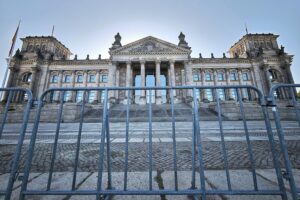 Foto des Deutschen Bundestags in Karlsruhe; Bundesverfassungsgericht weist AfD-Organklage gegen 2G+-Regeln ab.